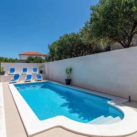 Mornar-5 By Interhome